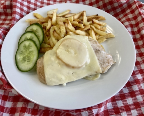 Kuřecí prsa s broskví a hranolky – jídelna magistrát Hradec Králové